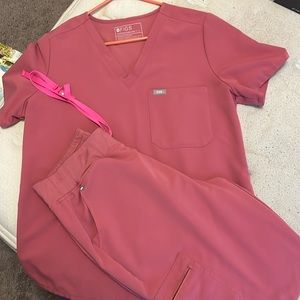 Mauve Figs, High waisted joggers and single pocket top size large